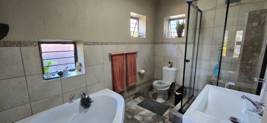 4 Bedroom Property for Sale in Waterval East North West